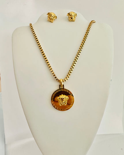 Juego de collar y aretes Medusa de acero inoxidable chapado en oro de 18 quilates (que no se deslustra) resistente al agua. 