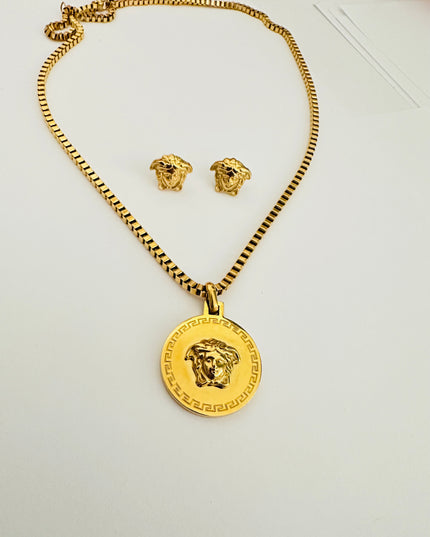 Juego de collar y aretes Medusa de acero inoxidable chapado en oro de 18 quilates (que no se deslustra) resistente al agua. 