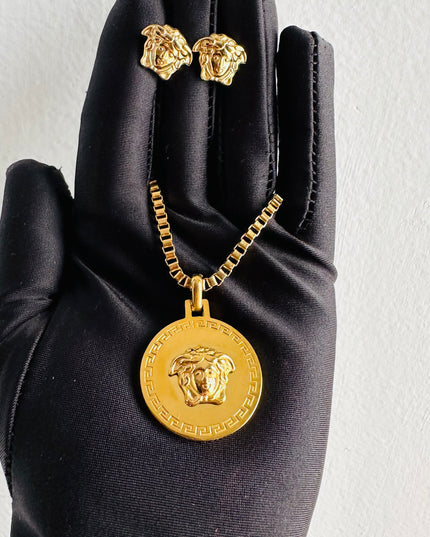 Juego de collar y aretes Medusa de acero inoxidable chapado en oro de 18 quilates (que no se deslustra) resistente al agua. 