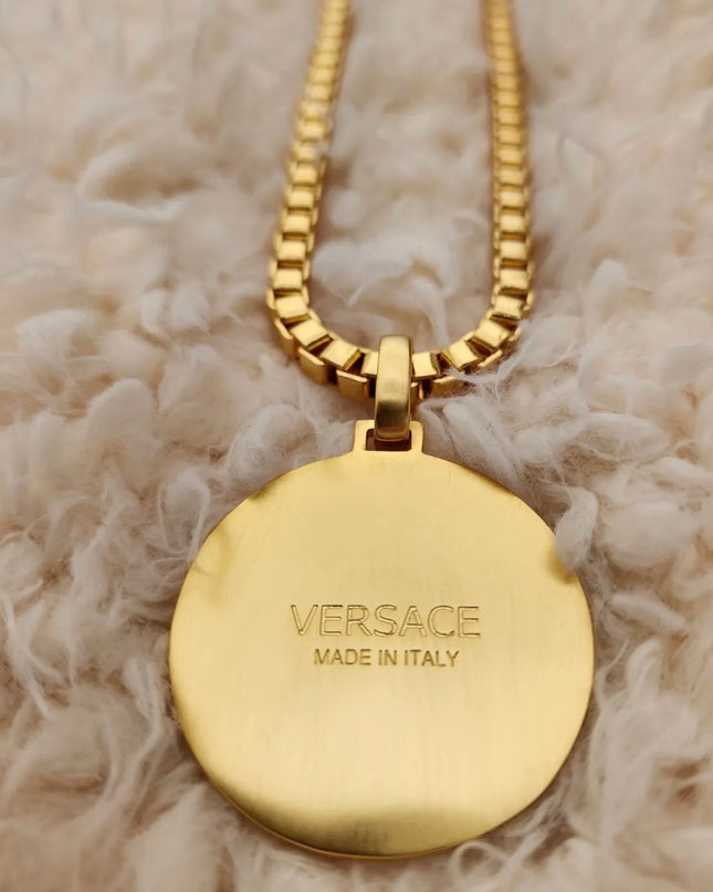 Juego de collar y aretes Medusa de acero inoxidable chapado en oro de 18 quilates (que no se deslustra) resistente al agua. 