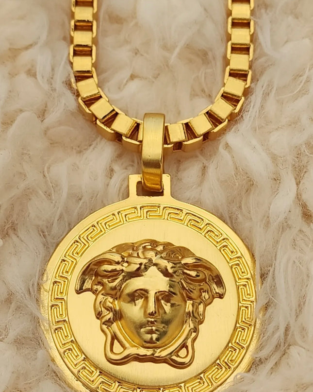 Juego de collar y aretes Medusa de acero inoxidable chapado en oro de 18 quilates (que no se deslustra) resistente al agua. 