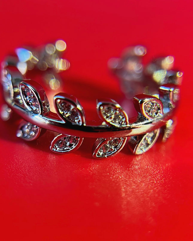 Anillo ajustable con circón cúbico estilo hoja 
