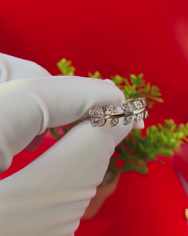 Anillo ajustable con circón cúbico estilo hoja 