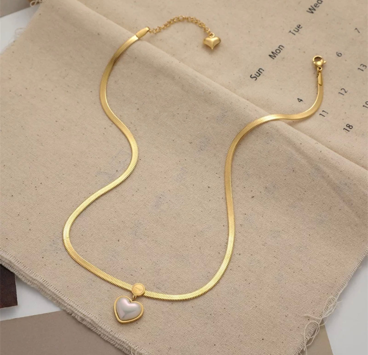 Collar de corazón de acero de titanio resistente al agua lleno de oro de 18 k. 