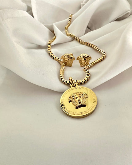 Juego de collar y aretes Medusa de acero inoxidable chapado en oro de 18 quilates (que no se deslustra) resistente al agua. 