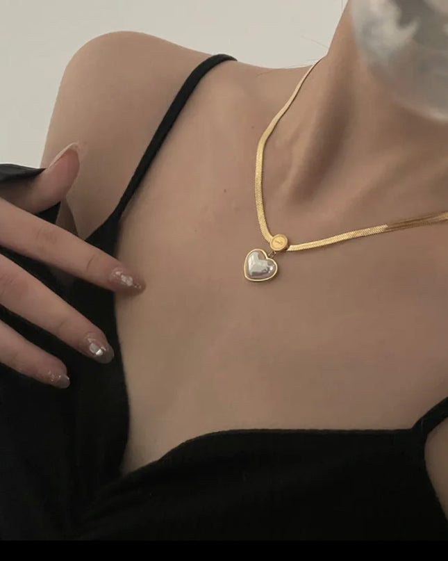 Collar de corazón de acero de titanio resistente al agua lleno de oro de 18 k. 