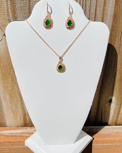 Esmeralda engastada estilo vintage dorado y verde 