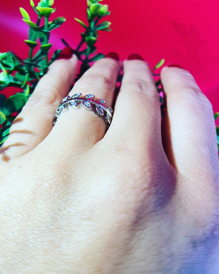 Anillo ajustable con circón cúbico estilo hoja 
