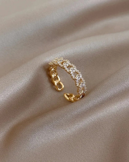 Ring adjustable with cubic zircon