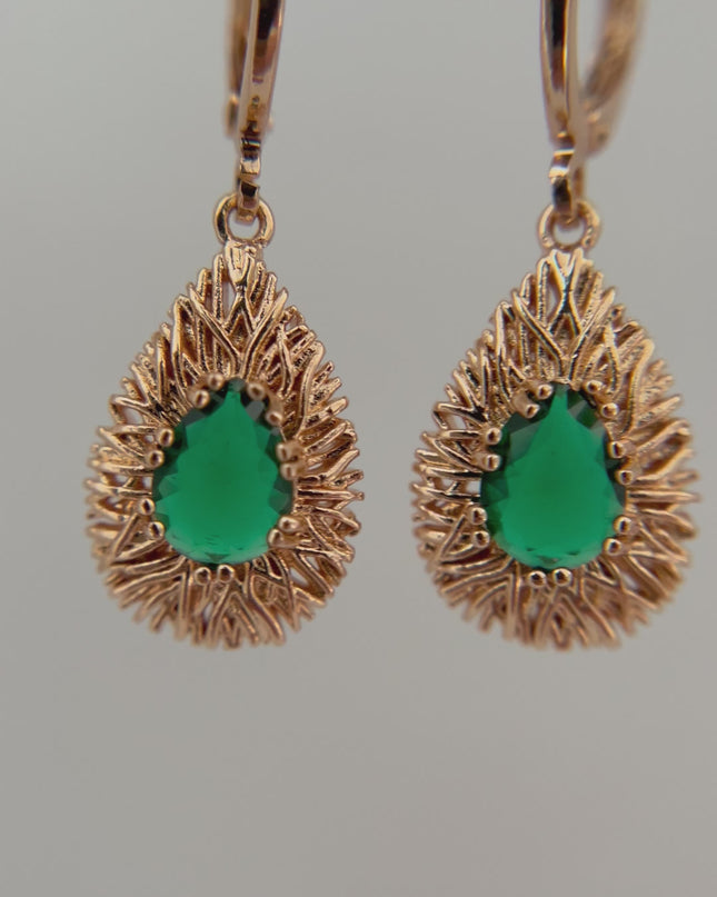 Esmeralda engastada estilo vintage dorado y verde 